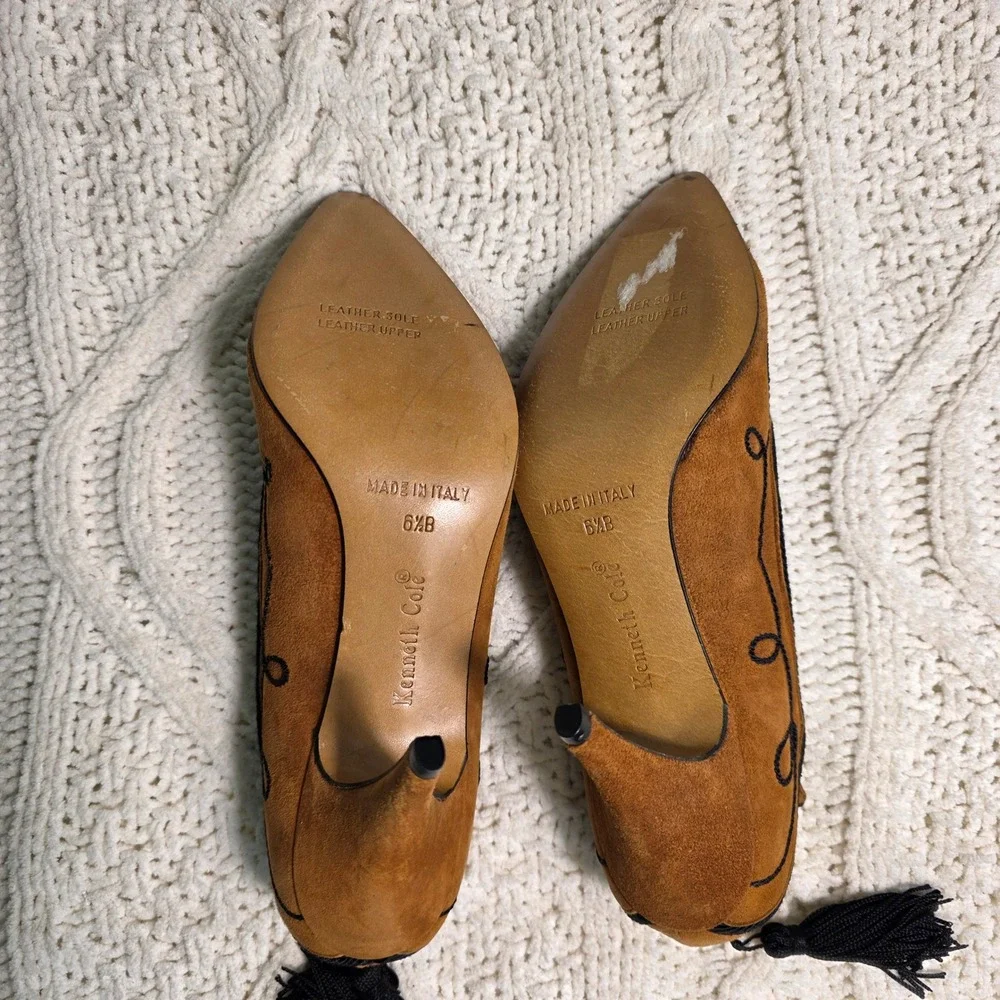 VINTAGE Kenneth Cole Pumps Tan Suede Embroidered Tassel Stiletto Womens‎ 6.5B